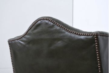 イギリスアンティーク　レザー(本革)　重厚感のある佇まいが魅力的な1人掛けウィングバックソファ(ウイングバックソファ、1P、一人掛けソファ、アームチェア、店舗什器、英国)(R-081795)