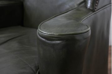 イギリスアンティーク　レザー(本革)　重厚感のある佇まいが魅力的な1人掛けウィングバックソファ(ウイングバックソファ、1P、一人掛けソファ、アームチェア、店舗什器、英国)(R-081795)