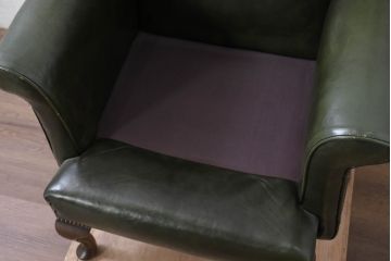 イギリスアンティーク　レザー(本革)　重厚感のある佇まいが魅力的な1人掛けウィングバックソファ(ウイングバックソファ、1P、一人掛けソファ、アームチェア、店舗什器、英国)(R-081796)