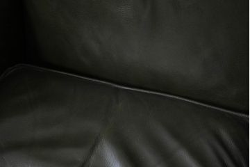 イギリスアンティーク　レザー(本革)　重厚感のある佇まいが魅力的な1人掛けウィングバックソファ(ウイングバックソファ、1P、一人掛けソファ、アームチェア、店舗什器、英国)(R-081796)