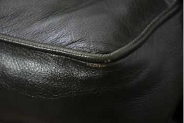 イギリスアンティーク　レザー(本革)　重厚感のある佇まいが魅力的な1人掛けウィングバックソファ(ウイングバックソファ、1P、一人掛けソファ、アームチェア、店舗什器、英国)(R-081796)