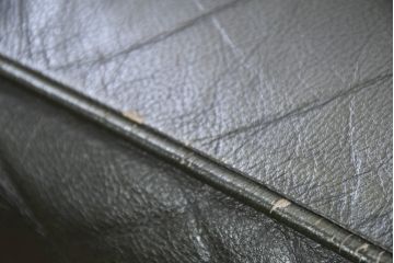 イギリスアンティーク　レザー(本革)　重厚感のある佇まいが魅力的な1人掛けウィングバックソファ(ウイングバックソファ、1P、一人掛けソファ、アームチェア、店舗什器、英国)(R-081796)