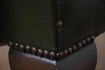 イギリスアンティーク　レザー(本革)　重厚感のある佇まいが魅力的な1人掛けウィングバックソファ(ウイングバックソファ、1P、一人掛けソファ、アームチェア、店舗什器、英国)(R-081796)