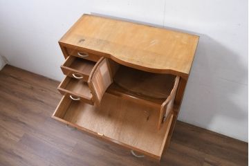 和製アンティーク　昭和レトロ　曲げガラス扉付きのかわいいレトロチェスト(引き出し、収納棚、戸棚、収納たんす、衣装箪笥)(R-081803)