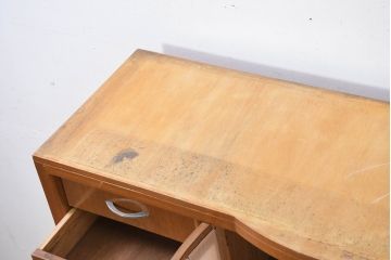 和製アンティーク　昭和レトロ　曲げガラス扉付きのかわいいレトロチェスト(引き出し、収納棚、戸棚、収納たんす、衣装箪笥)(R-081803)