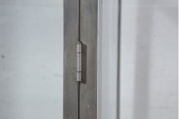 和製ビンテージ　メタルフレームが無骨でかっこいいレトロな縦型ガラスケース(Gケース、ショーケース、陳列棚、飾り棚、店舗什器、キュリオケース、ケビント、ヴィンテージ)(R-081804)
