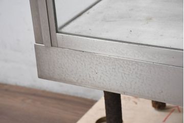 和製ビンテージ　メタルフレームが無骨でかっこいいレトロな縦型ガラスケース(Gケース、ショーケース、陳列棚、飾り棚、店舗什器、キュリオケース、ケビント、ヴィンテージ)(R-081804)