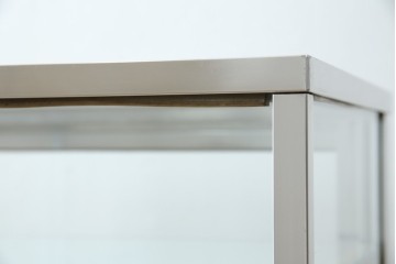 和製ビンテージ　メタルフレームが無骨でかっこいいレトロな縦型ガラスケース　(R-081804)