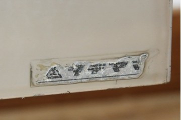 和製ビンテージ　メタルフレームが無骨でかっこいいレトロな縦型ガラスケース　(R-081804)