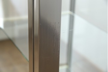 和製ビンテージ　メタルフレームが無骨でかっこいいレトロな縦型ガラスケース　(R-081804)