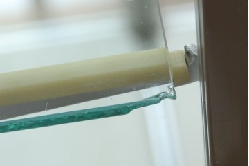 和製ビンテージ　メタルフレームが無骨でかっこいいレトロな縦型ガラスケース　(R-081804)