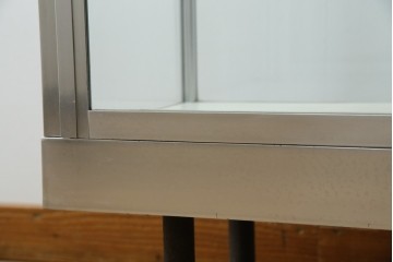 和製ビンテージ　メタルフレームが無骨でかっこいいレトロな縦型ガラスケース　(R-081804)