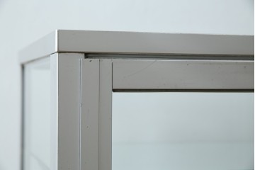 和製ビンテージ　メタルフレームが無骨でかっこいいレトロな縦型ガラスケース　(R-081804)