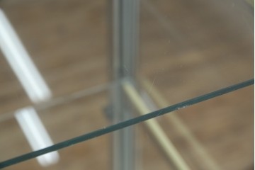 和製ビンテージ　メタルフレームが無骨でかっこいいレトロな縦型ガラスケース　(R-081804)