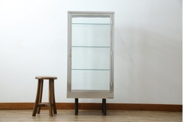 和製ビンテージ　メタルフレームが無骨でかっこいいレトロな縦型ガラスケース　(R-081804)