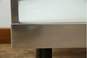 和製ビンテージ　メタルフレームが無骨でかっこいいレトロな縦型ガラスケース　(R-081804)