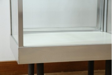 和製ビンテージ　メタルフレームが無骨でかっこいいレトロな縦型ガラスケース　(R-081804)