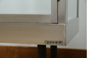 和製ビンテージ　メタルフレームが無骨でかっこいいレトロな縦型ガラスケース　(R-081804)