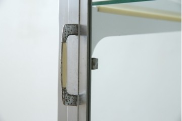 和製ビンテージ　メタルフレームが無骨でかっこいいレトロな縦型ガラスケース　(R-081804)