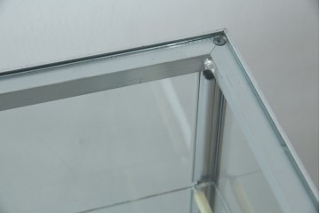 和製ビンテージ　メタルフレームが無骨でかっこいいレトロな縦型ガラスケース　(R-081804)