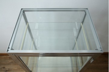 和製ビンテージ　メタルフレームが無骨でかっこいいレトロな縦型ガラスケース　(R-081804)