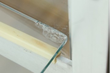 和製ビンテージ　メタルフレームが無骨でかっこいいレトロな縦型ガラスケース　(R-081804)