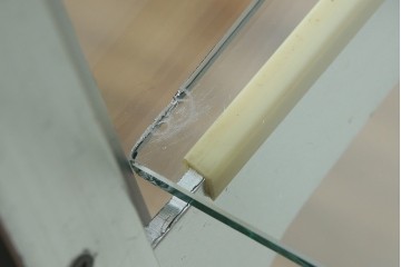 和製ビンテージ　メタルフレームが無骨でかっこいいレトロな縦型ガラスケース　(R-081804)