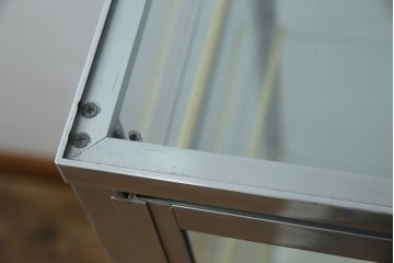 和製ビンテージ　メタルフレームが無骨でかっこいいレトロな縦型ガラスケース　(R-081804)