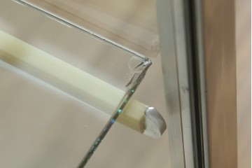 和製ビンテージ　メタルフレームが無骨でかっこいいレトロな縦型ガラスケース　(R-081804)