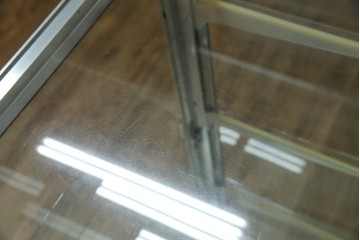 和製ビンテージ　メタルフレームが無骨でかっこいいレトロな縦型ガラスケース　(R-081804)