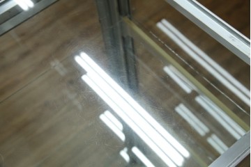 和製ビンテージ　メタルフレームが無骨でかっこいいレトロな縦型ガラスケース　(R-081804)