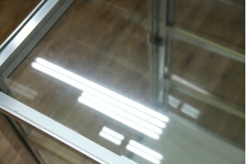 和製ビンテージ　メタルフレームが無骨でかっこいいレトロな縦型ガラスケース　(R-081804)