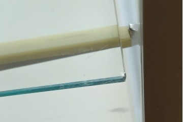 和製ビンテージ　メタルフレームが無骨でかっこいいレトロな縦型ガラスケース　(R-081804)