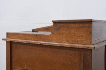 和製アンティーク　楢(ナラ)材・欅(ケヤキ)材　玉杢　昔懐かしい雰囲気漂う上開き天板のライティングデスク(ライティングビューロー、ワークデスク、在宅ワーク、在宅用、簿記机)(R-081806)