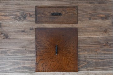 和製アンティーク　楢(ナラ)材・欅(ケヤキ)材　玉杢　昔懐かしい雰囲気漂う上開き天板のライティングデスク　(R-081806)