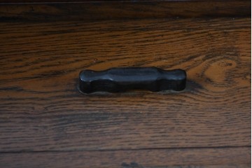 和製アンティーク　楢(ナラ)材・欅(ケヤキ)材　玉杢　昔懐かしい雰囲気漂う上開き天板のライティングデスク　(R-081806)