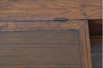 和製アンティーク　楢(ナラ)材・欅(ケヤキ)材　玉杢　昔懐かしい雰囲気漂う上開き天板のライティングデスク　(R-081806)