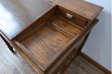 和製アンティーク　楢(ナラ)材・欅(ケヤキ)材　玉杢　昔懐かしい雰囲気漂う上開き天板のライティングデスク　(R-081806)