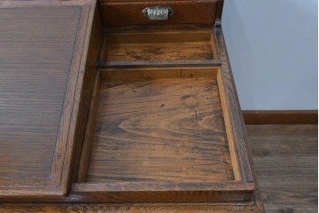 和製アンティーク　楢(ナラ)材・欅(ケヤキ)材　玉杢　昔懐かしい雰囲気漂う上開き天板のライティングデスク　(R-081806)