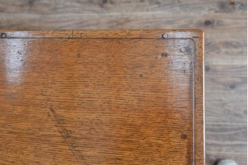 和製アンティーク　楢(ナラ)材・欅(ケヤキ)材　玉杢　昔懐かしい雰囲気漂う上開き天板のライティングデスク　(R-081806)