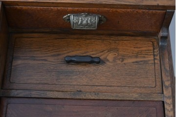 和製アンティーク　楢(ナラ)材・欅(ケヤキ)材　玉杢　昔懐かしい雰囲気漂う上開き天板のライティングデスク　(R-081806)