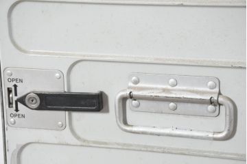 中古　SWISSAIR(スイスエアー、スイス空港)　キャスターなし　インダストリアルな存在感を放つ収納可能なミールカート(サービスカート、 機内カート、収納 ワゴン、店舗什器)(R-081807)