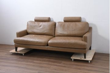 中古　超美品　北海道　NeoDesign(ネオデザイン)　EMMET(エメット)　本革　取り外し可能なヘッドレスト付き　洗練されたデザインが素敵な2.5Pソファ(2.5人掛けソファ、2人掛けソファ、2P、アームソファ、レザー、店舗什器)(定価約45万円)(R-081812)