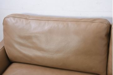 中古　超美品　北海道　NeoDesign(ネオデザイン)　EMMET(エメット)　本革　取り外し可能なヘッドレスト付き　洗練されたデザインが素敵な2.5Pソファ(2.5人掛けソファ、2人掛けソファ、2P、アームソファ、レザー、店舗什器)(定価約45万円)(R-081812)