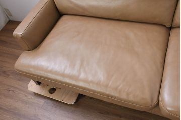 中古　超美品　北海道　NeoDesign(ネオデザイン)　EMMET(エメット)　本革　取り外し可能なヘッドレスト付き　洗練されたデザインが素敵な2.5Pソファ(2.5人掛けソファ、2人掛けソファ、2P、アームソファ、レザー、店舗什器)(定価約45万円)(R-081812)