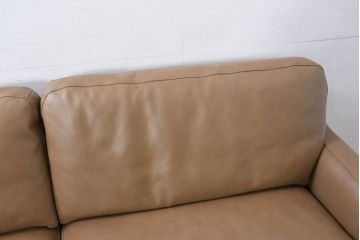 中古　超美品　北海道　NeoDesign(ネオデザイン)　EMMET(エメット)　本革　取り外し可能なヘッドレスト付き　洗練されたデザインが素敵な2.5Pソファ(2.5人掛けソファ、2人掛けソファ、2P、アームソファ、レザー、店舗什器)(定価約45万円)(R-081812)