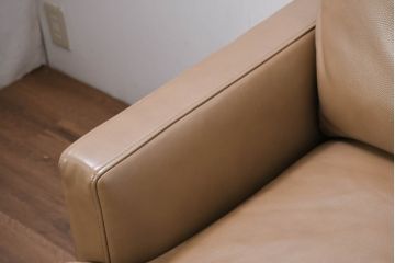 中古　超美品　北海道　NeoDesign(ネオデザイン)　EMMET(エメット)　本革　取り外し可能なヘッドレスト付き　洗練されたデザインが素敵な2.5Pソファ(2.5人掛けソファ、2人掛けソファ、2P、アームソファ、レザー、店舗什器)(定価約45万円)(R-081812)