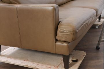 中古　超美品　北海道　NeoDesign(ネオデザイン)　EMMET(エメット)　本革　取り外し可能なヘッドレスト付き　洗練されたデザインが素敵な2.5Pソファ(2.5人掛けソファ、2人掛けソファ、2P、アームソファ、レザー、店舗什器)(定価約45万円)(R-081812)
