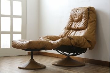 中古　美品　希少な廃番品　EKORNES(エコーネス)　最上級クラス　ドルチェシリーズ　ストレスレスチェアとオットマンのセット(本革、レザー、リクライニングチェア、回転チェア、椅子、一人掛けソファ、1Pソファ、フットスツール、北欧)(定価約50万円)(R-081813)