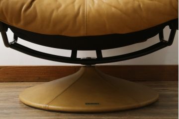 中古　美品　希少な廃番品　EKORNES(エコーネス)　最上級クラス　ドルチェシリーズ　ストレスレスチェアとオットマンのセット(本革、レザー、リクライニングチェア、回転チェア、椅子、一人掛けソファ、1Pソファ、フットスツール、北欧)(定価約50万円)(R-081813)